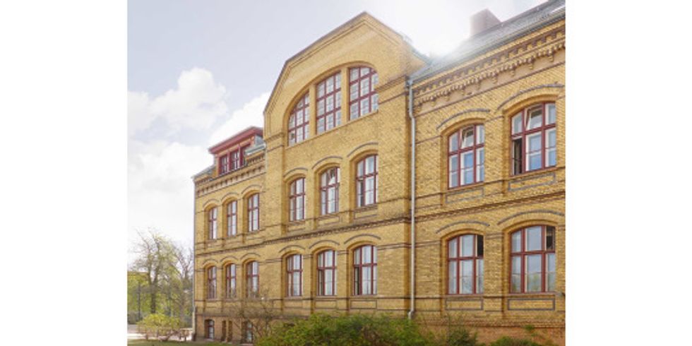 Grundschule unter den Kastanien mit sanierten Fenstern