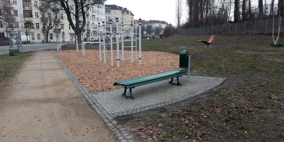 Sportgeräte in einer Parkanlage
