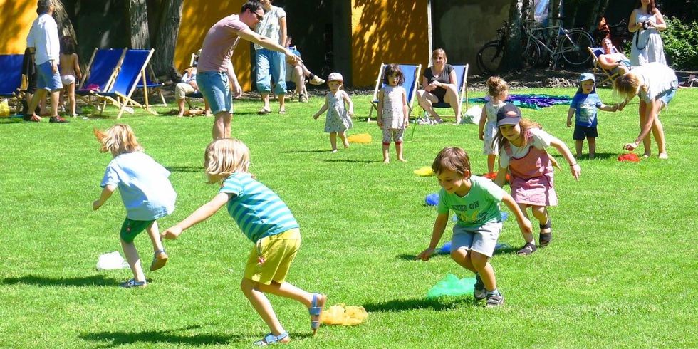 Kinder spielen auf einer Wiese