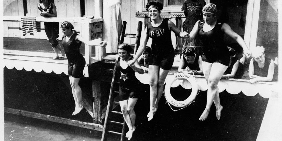 ein historisches Foto von 1910 mit vier Frauen beim Sprung in ein Gewässer