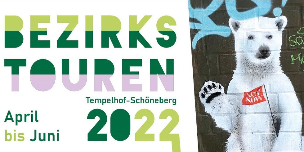 Auf der linken Seite ist der Schriftzug "Bezirkstouren Tempelhof-Schöneberg, April bis Juni 2022" und auf der rechten Seite ist die Fotografie von einem Bild eines Eisbären mit einer Fahne auf der Act now steht.