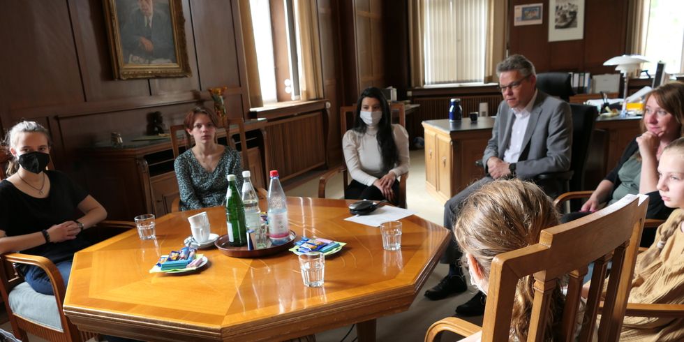 Mehrere Personen sitzen an einem Tisch