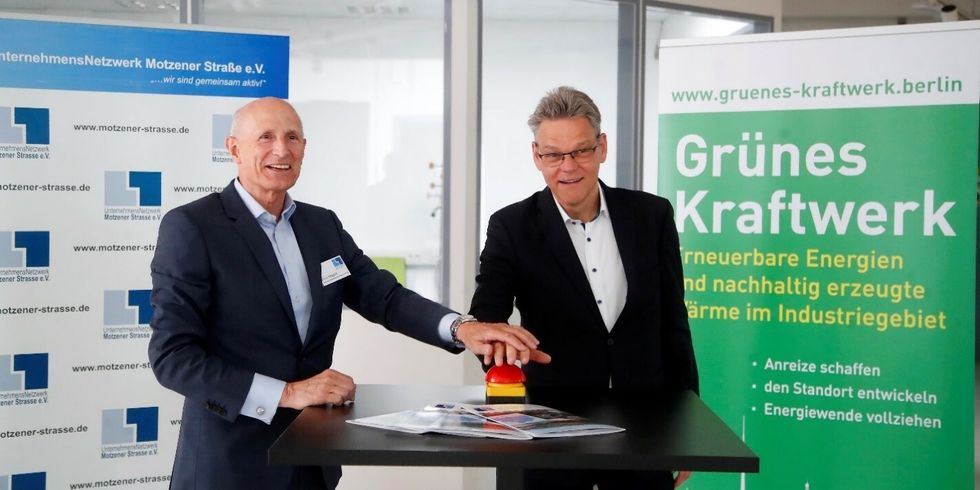 Zwei Menschen lächeln in die Kamera