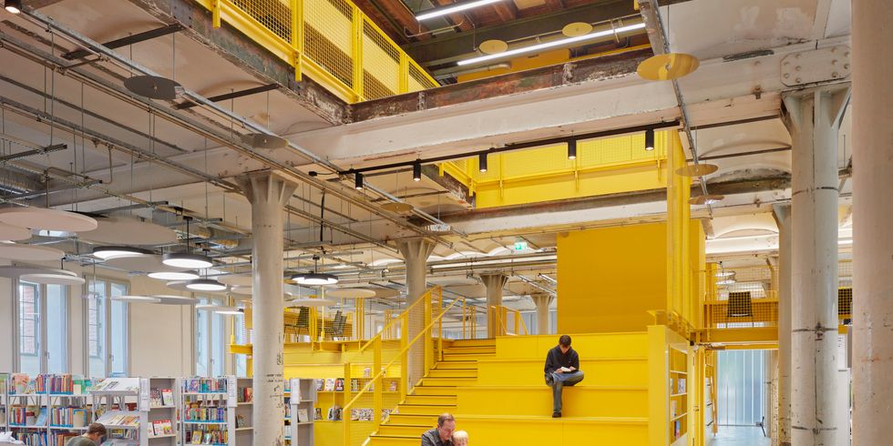 Bibliothek großer Innenraum mit gelber Treppe