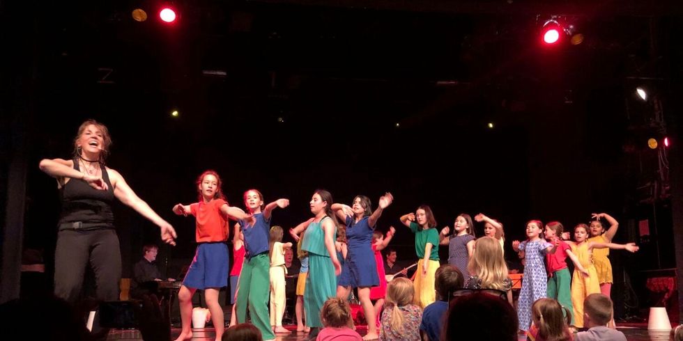 Tanzende und singende Kinder auf der Bühne.