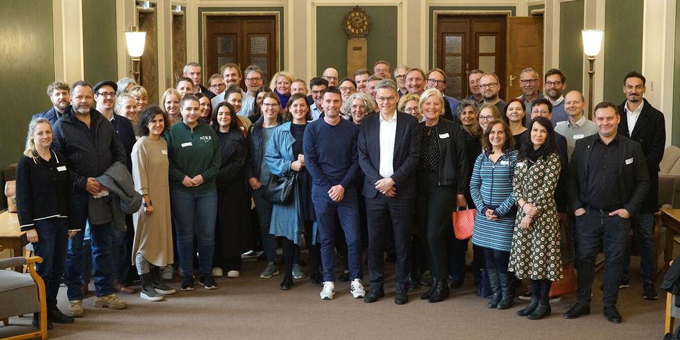 50 Menschen auf einem Gruppenbild