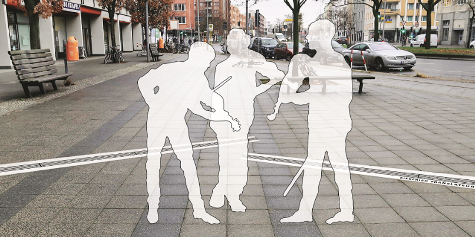 Der Standort des Kunstwerkes mit Häusern und Bäumen im Hintergrund. In den Gehweg eingelassen die Notenlinien und in das Foto eingezeichntet die Silhouette von drei musizierenden Geiger_innen.