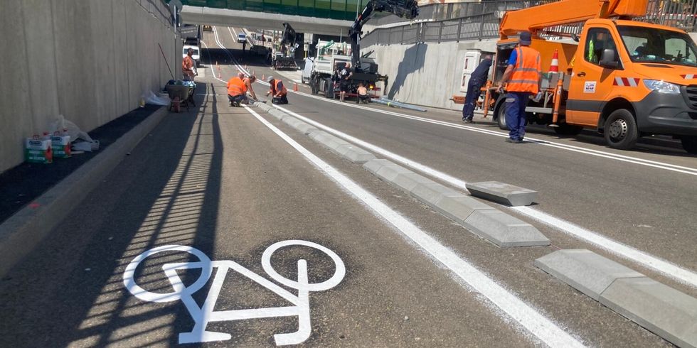 Bauarbeiten auf einer Straße; es wird an einer Radverkehrsanlage gearbeitet.