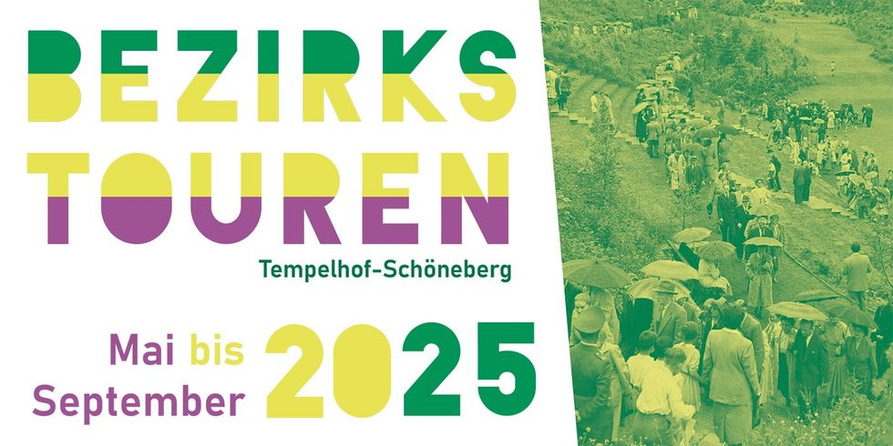 Flyer, links mit der Aufschrift Bezirkstouren Tempelhof-Schöneberg, Mai bis September 2025 und rechts einem historischen Foto das Menschen mit Sonnenschirmen in einer Landschaft zeigt.