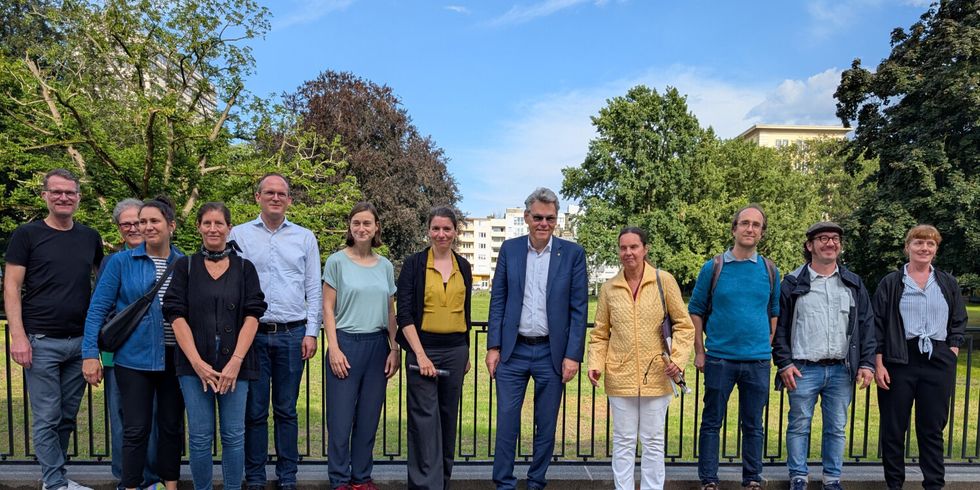 12 Menschen stehen am Park