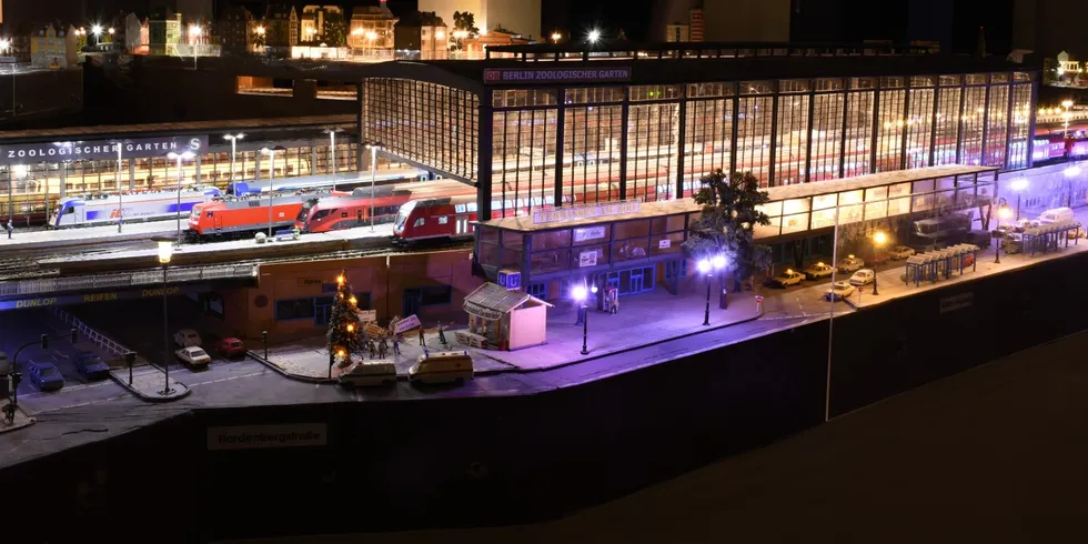 Nachgebauter Bahnhof mit Zügen beleuchtet