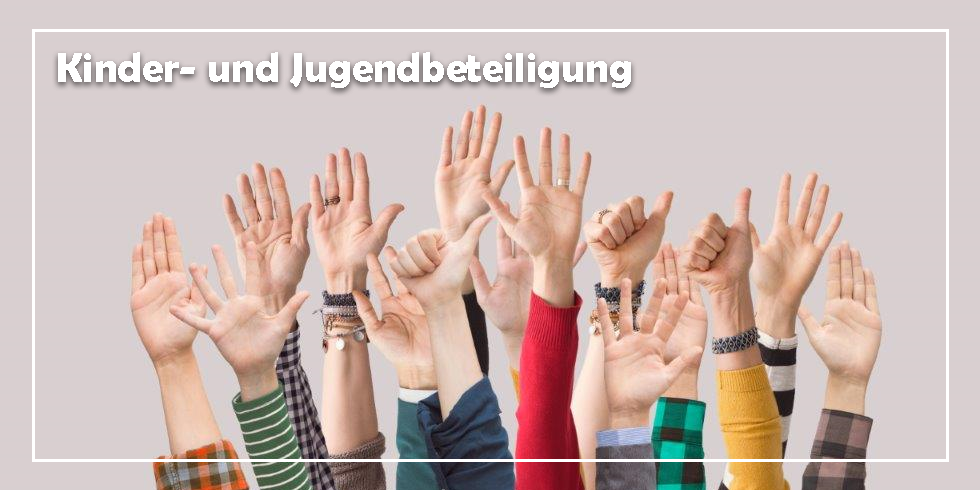 Kinder unterschiedlichsten Alters halten die Hände hoch