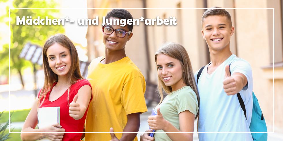 Mädchen und Jungen zeigen einen Daumen nach oben