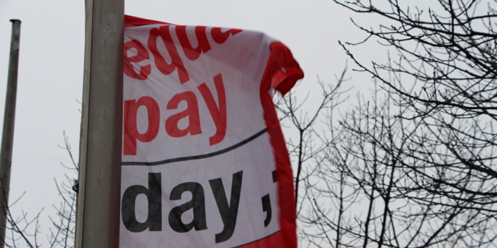 Equal-Pay-Day-Fahne vor dem Rathaus Schöneberg