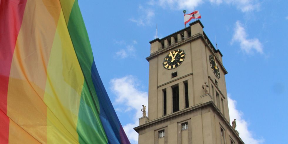 Regenbogenfahne vor dem Rathaus Schöneberg