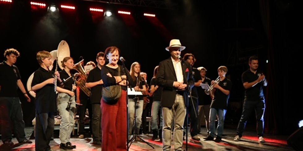 Stadtrat Oliver Schworck, Frau Fechner-Barrère und die Jugendmusikkapelle Prenzberg.jpg