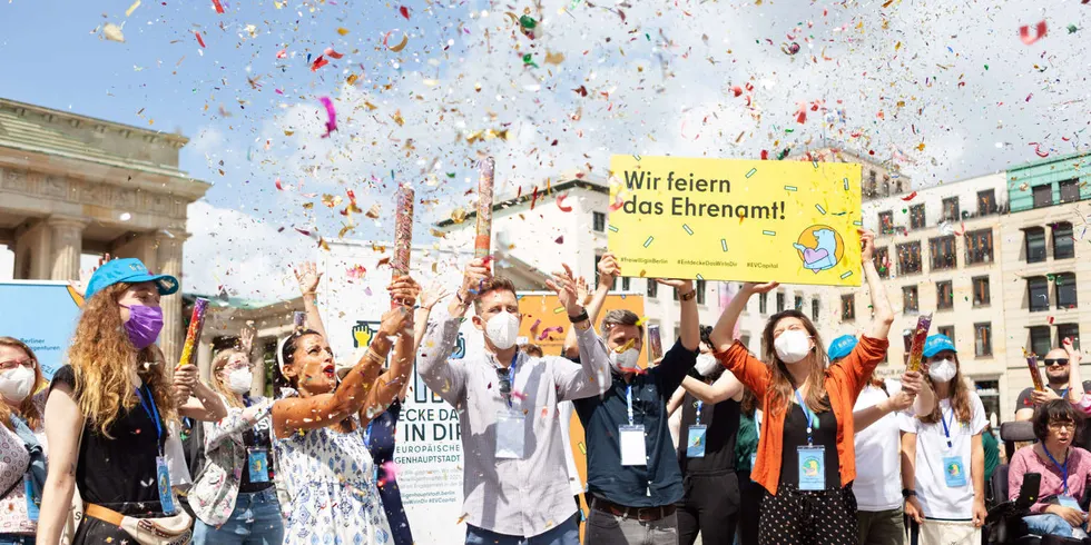 Konfettiregen für das Ehrenamt am Brandenburger Tor