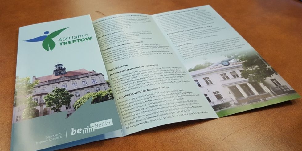 Flyer für 450 Jahre Treptow auf dem Tisch