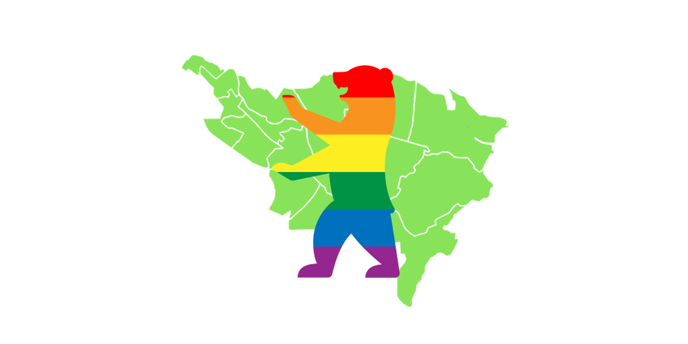 Der Berliner Bär in Regenbogenfarben vor der Bezirkskarte Treptow-Köpenicks