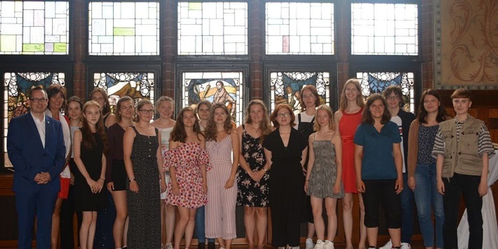 Gruppenbild der Spitzenabiturient/-innen 2019 mit Schulrätin Frau Obst und Bezirksbürgermeister Igel