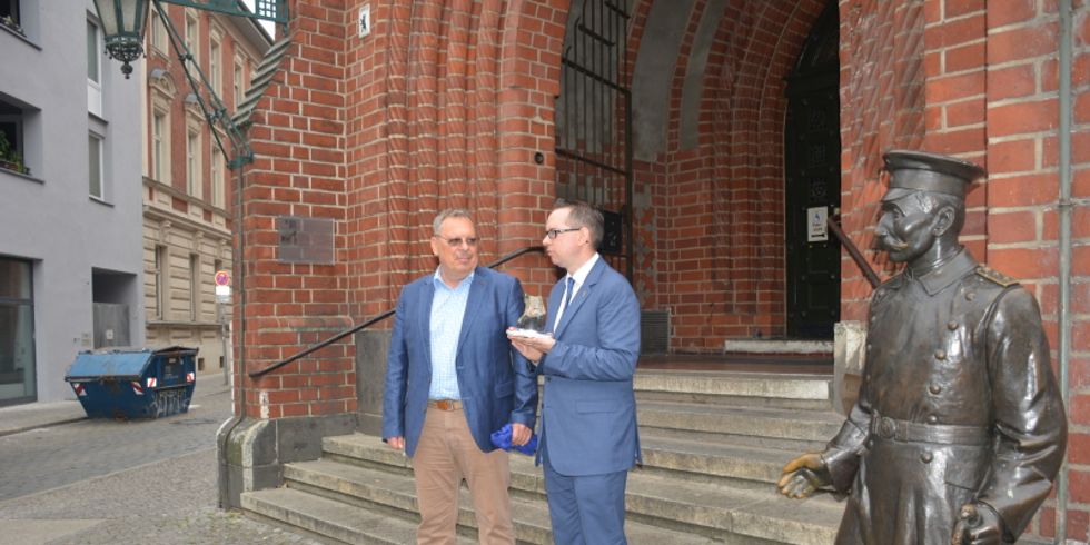 Übregabe des Stromkabels von Herrn Schäfer (l.) vom Stromnetz Berlin an Bezirksbürgermeister Igel (r.)