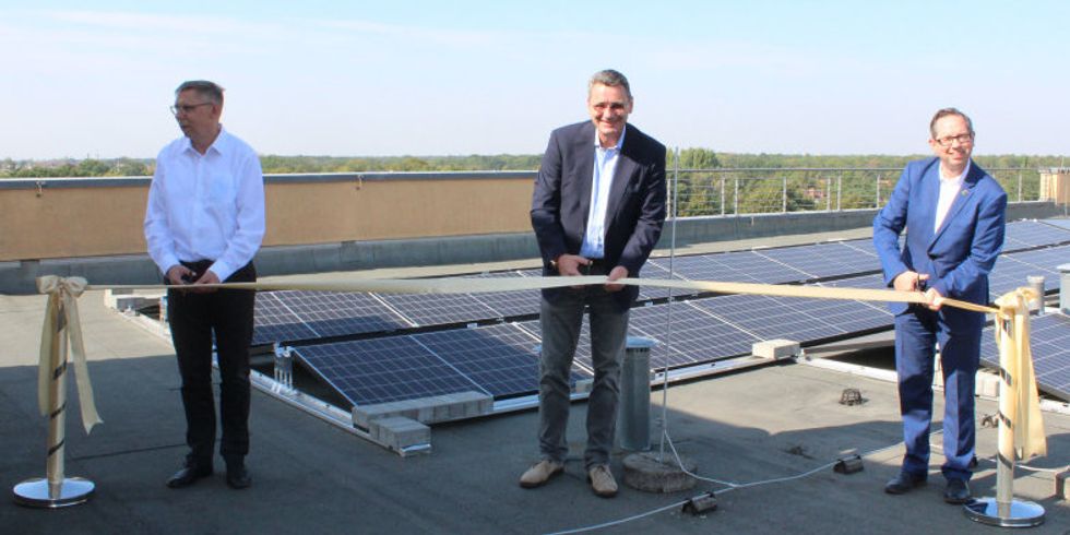 (v.l.n.r.): Gernot Klemm (Kuratoriumsvorsitzender und stellvertretender Bezirksbürgermeister von Treptow-Köpenick), Joachim Conrad (Vorsitzender des Beirates von MEGATOP SOLUTIONS), Oliver Igel (stellvertretender Kuratoriumsvorsitzender und Bezirksbürgermeister von Treptow-Köpenick) weihen die Photovoltaikanlage ein