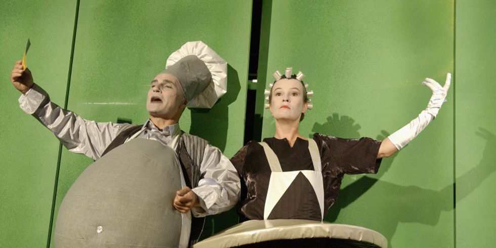 Zwei Menschen schauspielern in ihren Kostümen