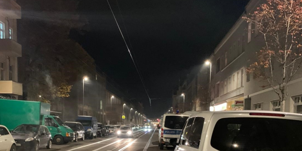 Einsatzfahrzeug des Ordnungsamtes bei Nacht