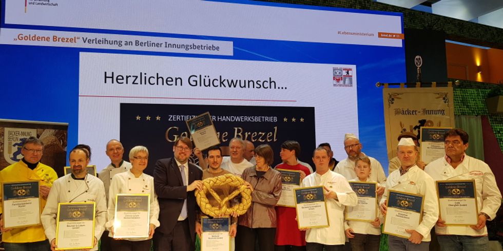 Am 24.01.2020 gratulierte gemeinsam mit Margit Gottstein, Staatssekretärin für Verbraucherschutz und Antidiskriminierung beim Berliner Senator für Justiz, Verbraucherschutz und Antidiskriminierung und Johannes Kamm, Geschäftsführer der Bäcker Innung Berlin die Wirtschaftsförderung Treptow-Köpenick den Bäckermeistern Rainer Schwadtke und Christian Scholz zu dieser außerordentlichen Ehrung auf der diesjährigen Grünen Woche