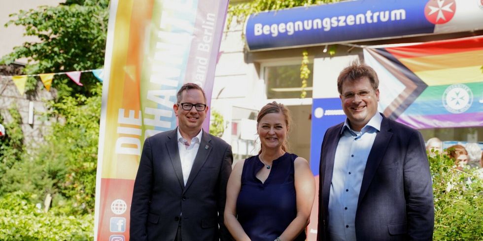 Vor dem Begegnungszentrum Johannisthal (v.l.n.r.: Bezirksbürgermeister Oliver Igel, Gesa Hoffmann, Leiterin des QM Johannisthal; Björn Teuteberg, Regionalvorstand der Berliner Johanniter)