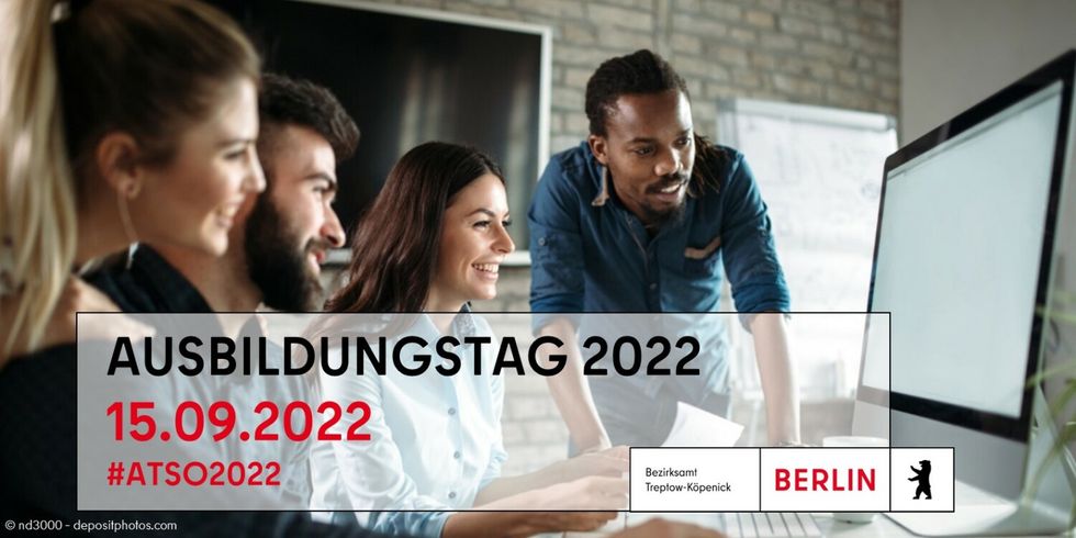 Gruppe junger Menschen vor einem Computer, Banner auf dem Bild mit der Aufschrift: Ausbildungstag 2022