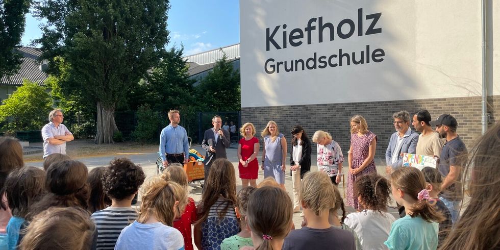 Bezirksbürgermeister Igel und Bezirksstadtrat Freier-Winterwerb bei der Übergabe des Spendenchecks der Kiefholz Grundschule