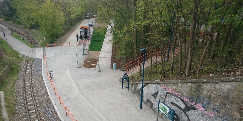 Neue Wege, Absperrgitter und Beleuchtung: Die Baumaßnahmen im Eingangsbereich am S-Bahnhof Wuhlheide sind größtenteils abgeschlossen
