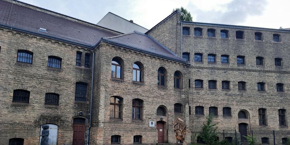 Hof der Gedenkstätte "Köpenicker Blutwoche" mit temporärem Behelfsdenkmal "Braunes Rauschen"