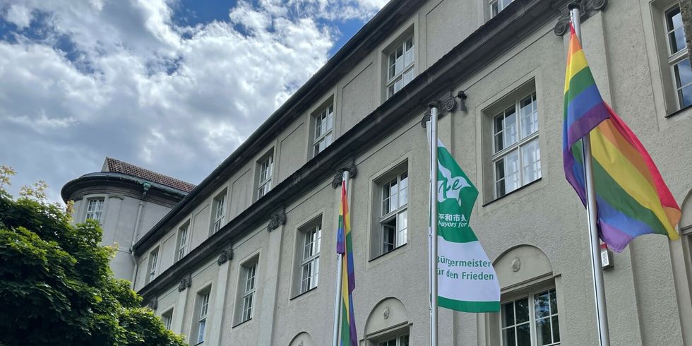 Die Mayors for Peace Flagge vor dem Rathaus Treptow