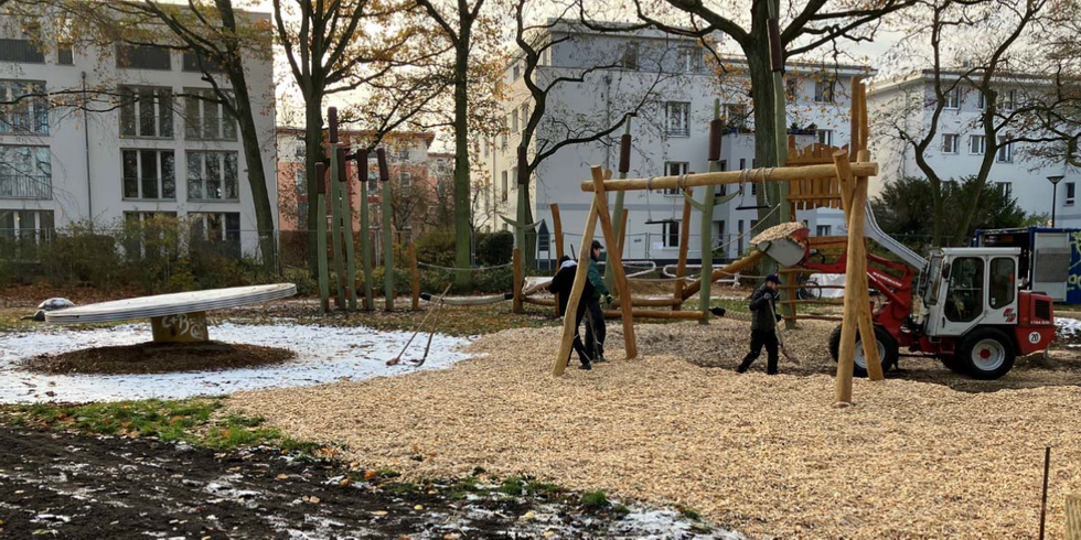 Auszubildende des Bezirksamtes arbeiten am neuen Spielplatz in der Salvador-Allende-Strasse