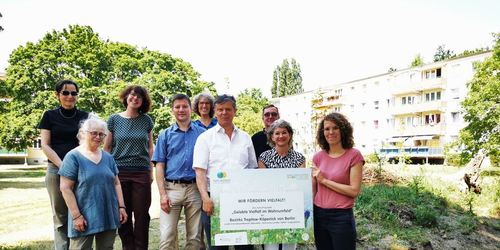 Bezirksstadträtin Dr. Claudia Leistner (re.) und die Vorstände Henrike Hanke (mitte) und Georg Petters (li.) der WBG Treptow-Nord nehmen Auszeichnung entgegen.