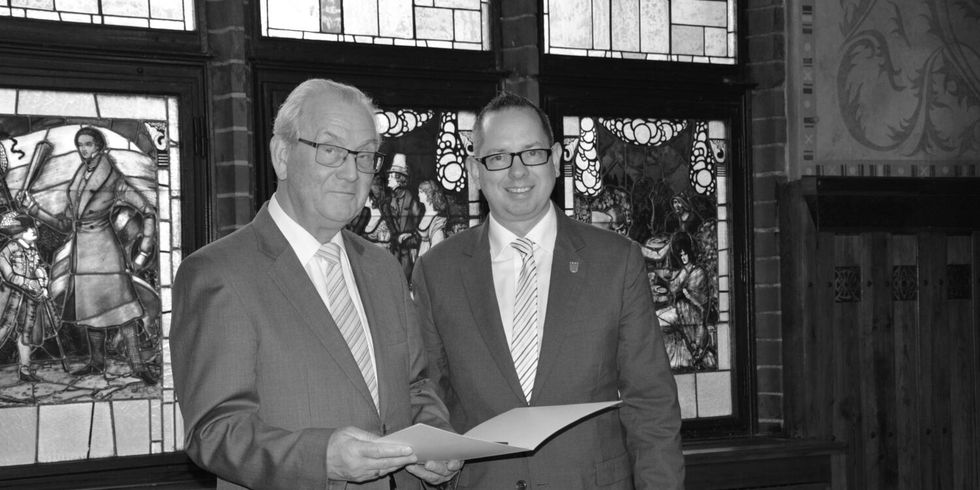 Günter Paprotka erhielt 2018 das Bundesverdienstkreuz. Übergeben von Bezirksbürgermeister Oliver Igel