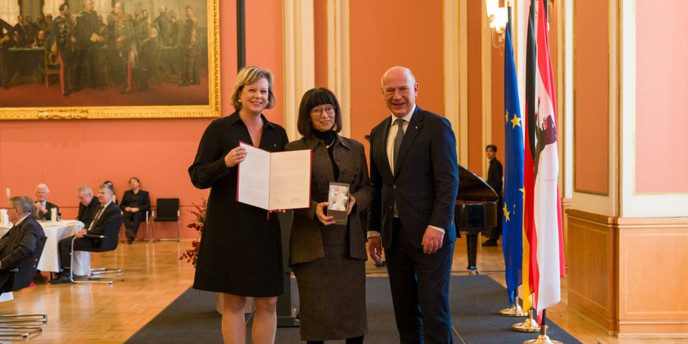 Gisela Greiner (mitte) wird vom Regierenden Bürgermeister Kai Wegner (re.) zur Stadtältesten ernannt. In Anwesenheit der Präsidentin des Abgeordnetenhauses Cornelia Seibeld (li.)