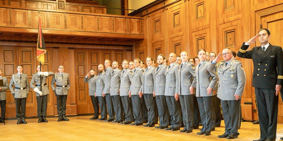 öffentliches Gelöbnis von 25 Rekrutinnen und Rekruten der Ausbildung von Ungedienten der Heimatschutzkompanie II Berlin