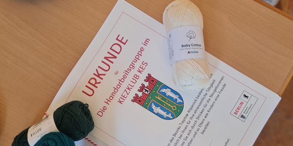 Urkunde für die Handarbeitsgruppe und Strickgarn