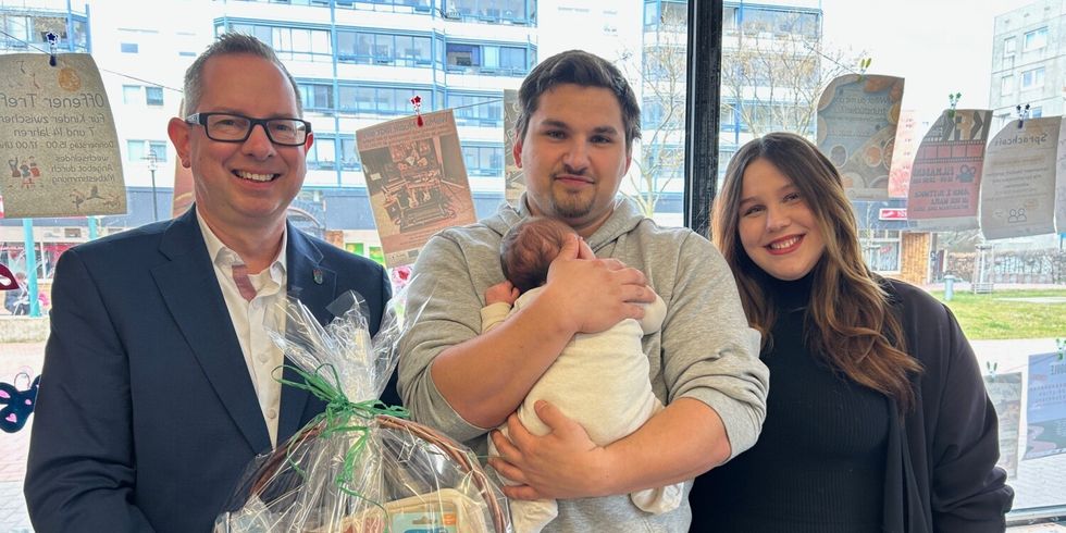 Nilos Familie gemeinsam mit Bezirksbürgermeister Igel