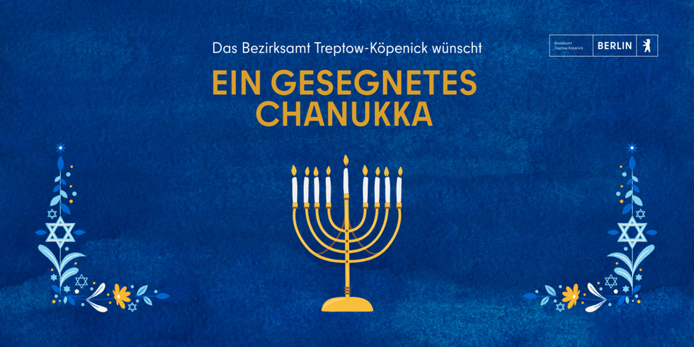 Das Bezirksamt Treptow-Köpenick wünscht ein gesegnetes Chanukka - Grafik eines Chanukkaleuchters steht auf blauem Grund