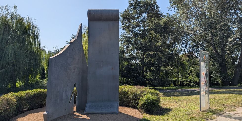 Mahnmal zum Mauergedenken an der Kiefholzstrasse