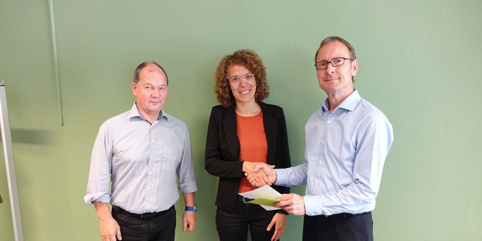 Übergabe des Fördermittelbescheids (v.l.n.r.: Jörg Jenoch, Bürgermeister der Gemeinde Eichwalde; Dr. Claudia Leistner, Bezirksstadträtin in Treptow-Köpenick für Stadtentwicklung, Straßen, Grünflächen und Umwelt; Georg Balzer, Geschäftsführer BADC GmbH und Verwalter des Regionalen Entwicklungsfonds der Kommunalen Arbeitsgemeinschaft Dialogforum BER