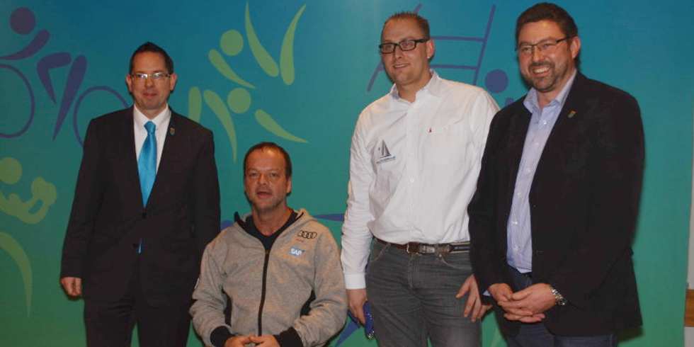 Sportlerehrung 2014 (v.l.n.r. Bezirksbürgermeister Oliver, Paralympsieger Robert Prem, Daniel Bauer und Bezirksstadtrat Michael Vogel)