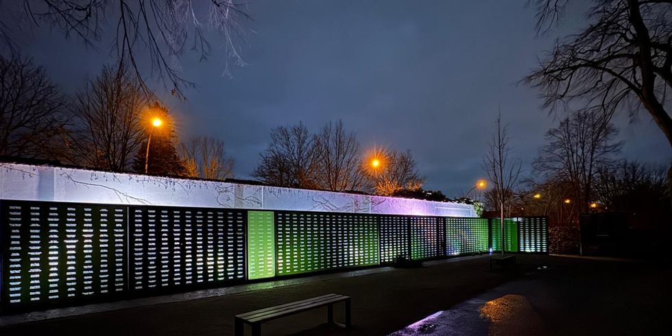 Erinnerungswand Alglienicke stimmungsvoll beleuchtet