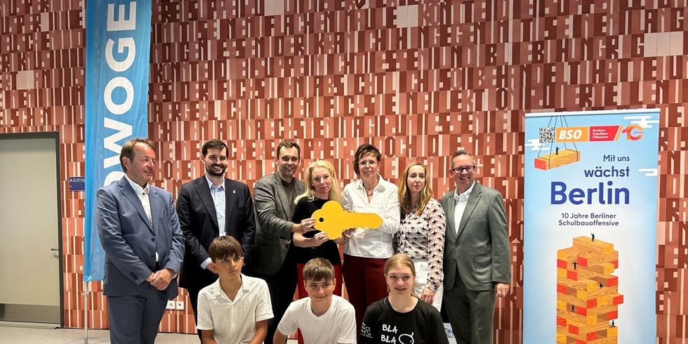Gruppenbild von der Übergabe der Gemeinschaftsschule Adlershof