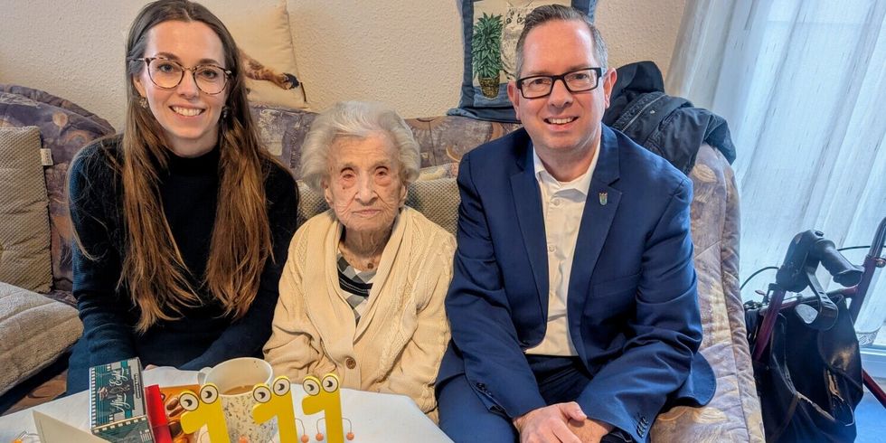Bezirksbürgermeister Igel und Bezirksstadträtin Weingarte gratulieren Frau Oertel zum 111. Geburtstag.