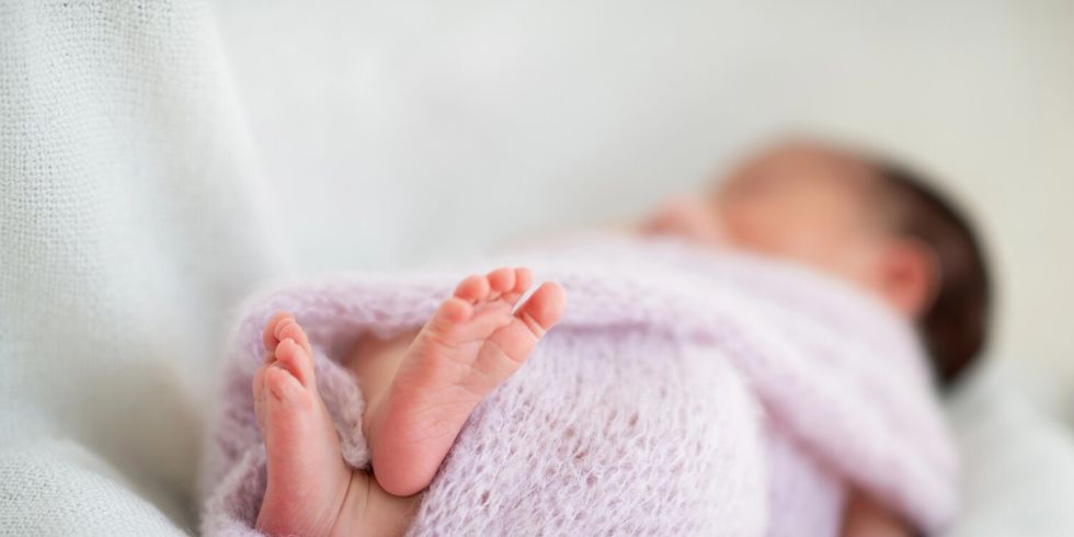 Baby in lila Decke